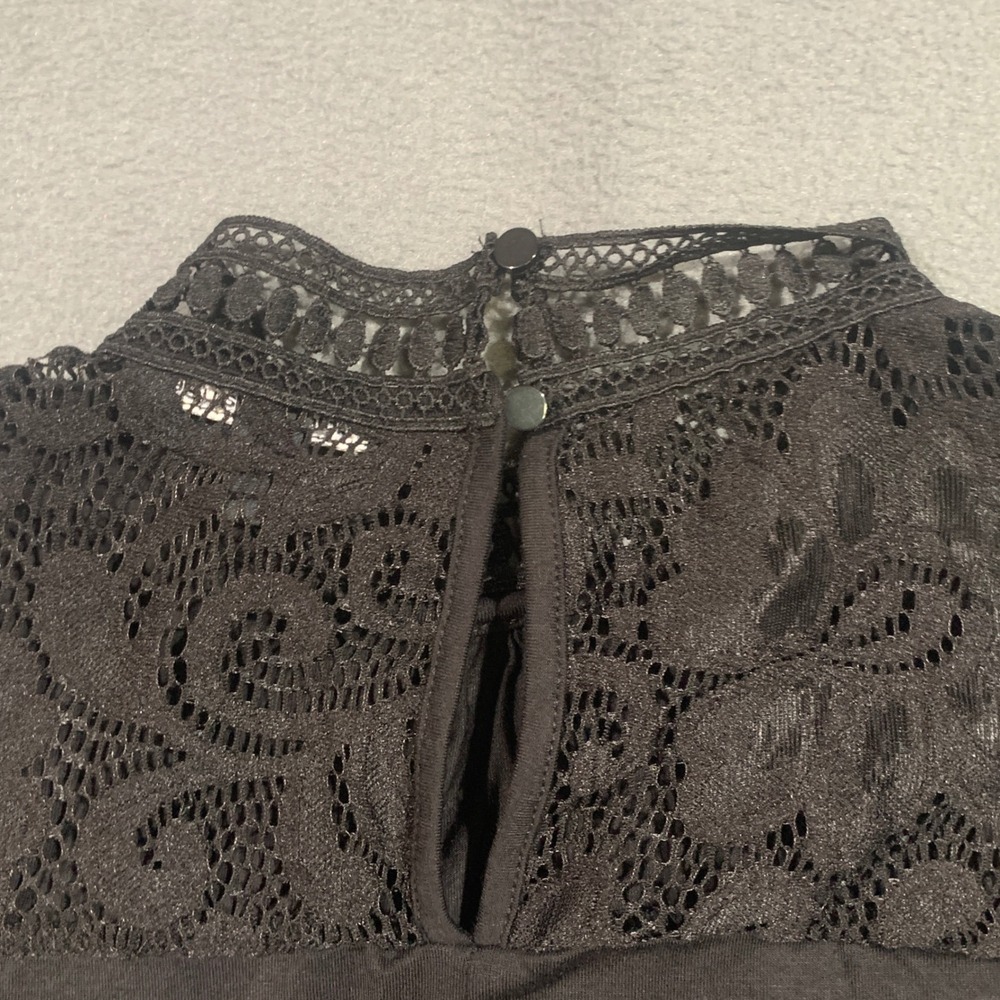 Cable & Gauge Black Lace Mock Neck Cap Sleeve Top Large Floral Crochet Keyhole - Picture 7 of 7